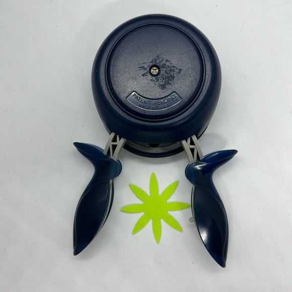 Fiskars Easy Squeeze Paper Punch Cutter Scrapbooking Crafting Flower Shape - Picture 3 of 4